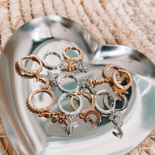 Afbeelding in Gallery-weergave laden, Oorbellen Shiny Snake Zilver