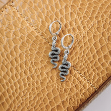 Afbeelding in Gallery-weergave laden, Oorbellen Like A Snake Zilver