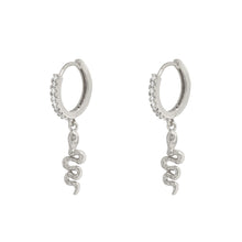 Afbeelding in Gallery-weergave laden, Oorbellen Shiny Snake Zilver