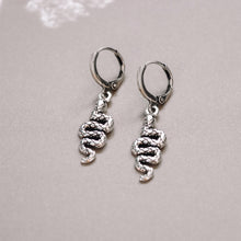 Afbeelding in Gallery-weergave laden, Oorbellen Like A Snake Zilver